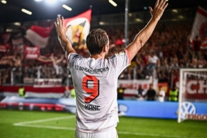 开云App-凯恩晒照回顾8月：吃吃喝喝打高尔夫，顺便来个帽子戏法