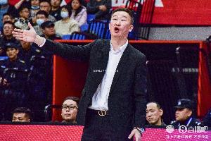 开云中国-青岛队记：本场恢复差不多的刘维伟 应该会重回教练席执教生死战