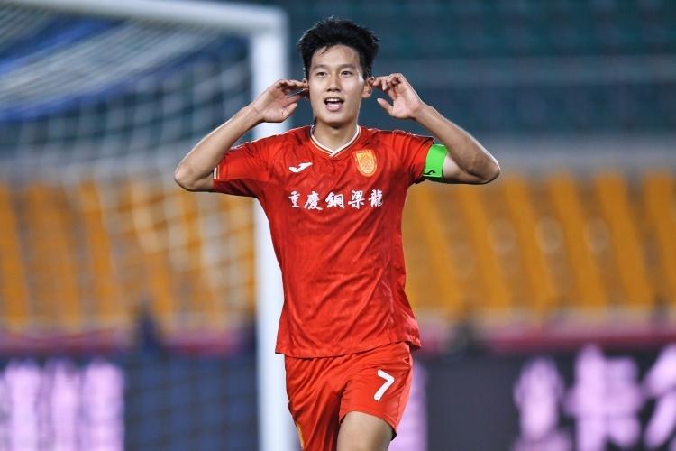 开云官网-9分钟3失良机！向余望空门不进+失单刀，媒体人：快点踢中超吧