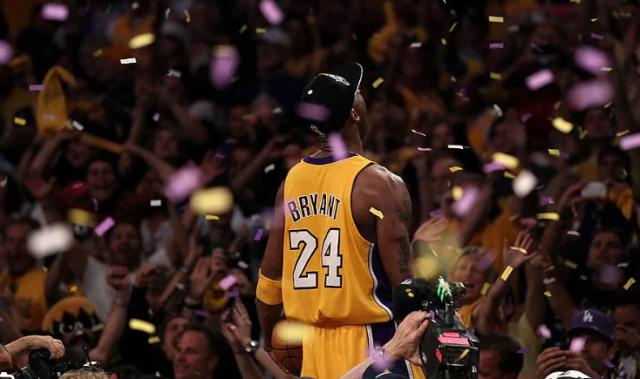 开云官网-退役詹姆斯球衣引众怒：科比雕像还要我们等多久？