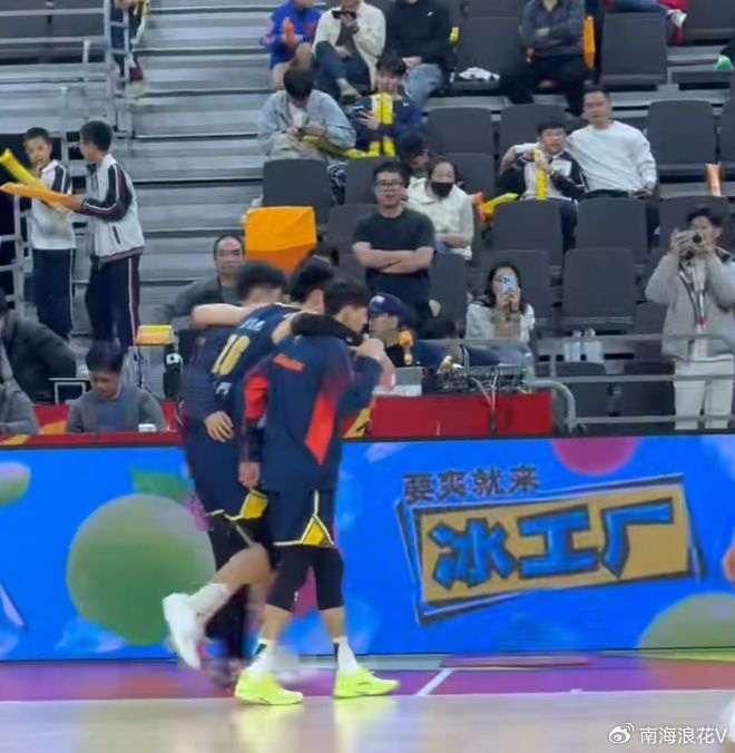 突发！广东队2米11中锋，意外受到重伤，被队友搀扶下场,令人担忧|焦泊乔|天津队|潜力赛|广东男篮|比赛_新浪体育_新浪新闻
